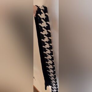 Gap Black and White Houndstooth Knit Scarf